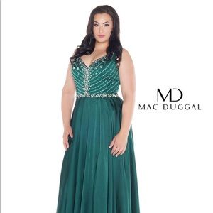 NEW WITH TAGS Emerald Green Mac Duggal
